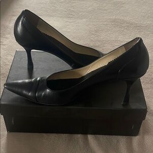 Gucci black leather pumps